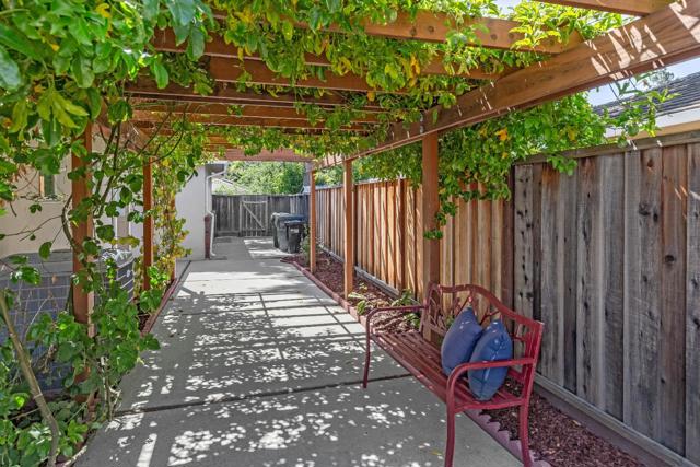 12457 BROOKGLEN Drive, Saratoga CA: https://media.crmls.org/mediaz/df886b35-9b6d-4039-a877-2967d8b7078e.jpg