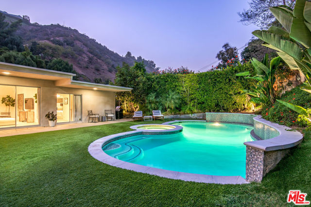 1922 N Beverly Place, Beverly Hills CA: https://media.crmls.org/mediaz/df88bd08-d771-44a8-bed0-465f77a3c672.jpg