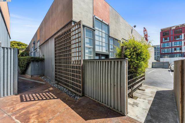 311 4th St, Oakland CA: https://media.crmls.org/mediaz/df89a23b-4a5b-48ab-9d1d-0446203709bf.jpg