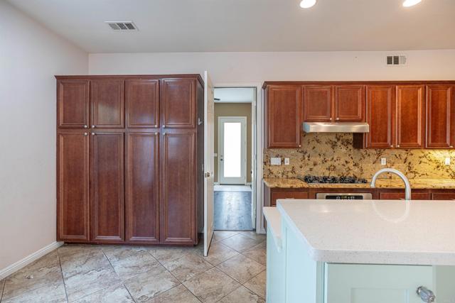 Detail Gallery Image 14 of 56 For 1701 Irwin St, Chula Vista,  CA 91913 - 5 Beds | 4/1 Baths