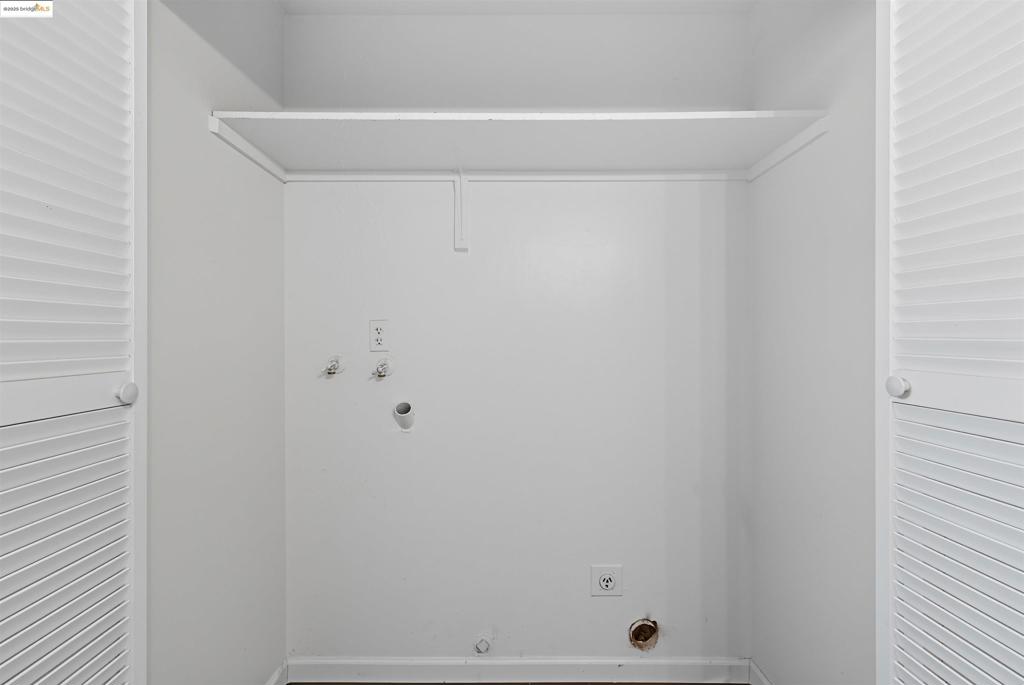 https://media.crmls.org/mediaz/df8a969a-ed85-4e3f-9088-269a96090ab9.jpg?preset=X-Large