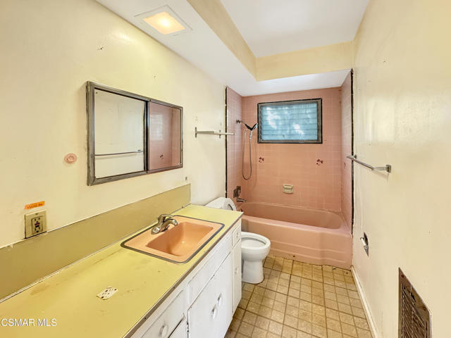 22950 Humming Bird Way, Calabasas CA: https://media.crmls.org/mediaz/df8c0f8e-6f30-4555-af2e-fb4d8b0d74fc.jpg
