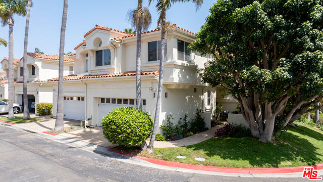 6453 Zuma View Place, Malibu CA: https://media.crmls.org/mediaz/df8c4cea-e8cb-4d9d-beaf-a32419056812.jpg