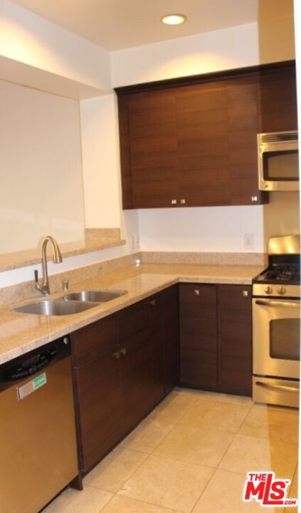 991 Arapahoe Street, Los Angeles CA: https://media.crmls.org/mediaz/df8c9a06-98eb-498f-a28f-662f2cdacf1e.jpg