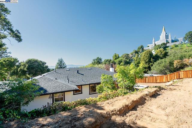 2818 Steinmetz Way, Oakland CA: https://media.crmls.org/mediaz/df8d3fee-abf5-413f-b1da-3c70a35fa8e1.jpg
