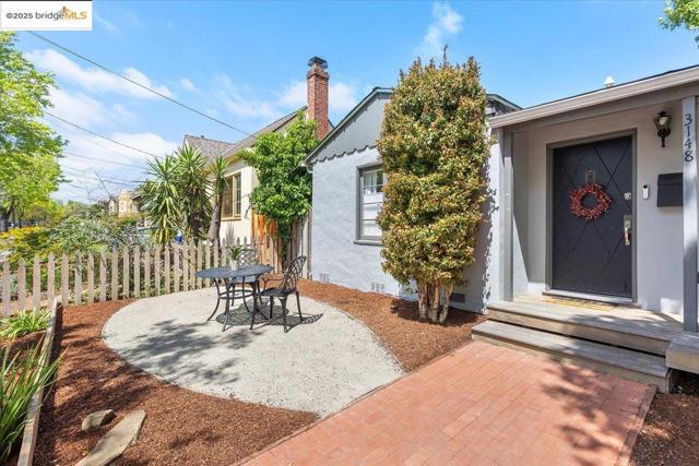 3148 Sylvan Ave, Oakland CA: https://media.crmls.org/mediaz/df8e05ad-9f4f-4bbf-9646-d6dd811936d5.jpg