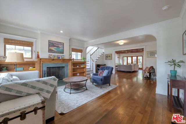 933 W Venezia Avenue, Venice CA: https://media.crmls.org/mediaz/df8e7e88-acd8-4920-9d14-fb257ee38f37.jpg