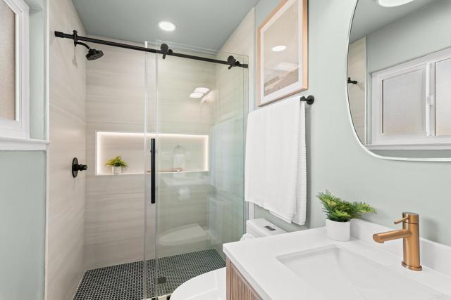 Detail Gallery Image 15 of 29 For 4949 Luna Dr, Oceanside,  CA 92057 - 3 Beds | 2 Baths