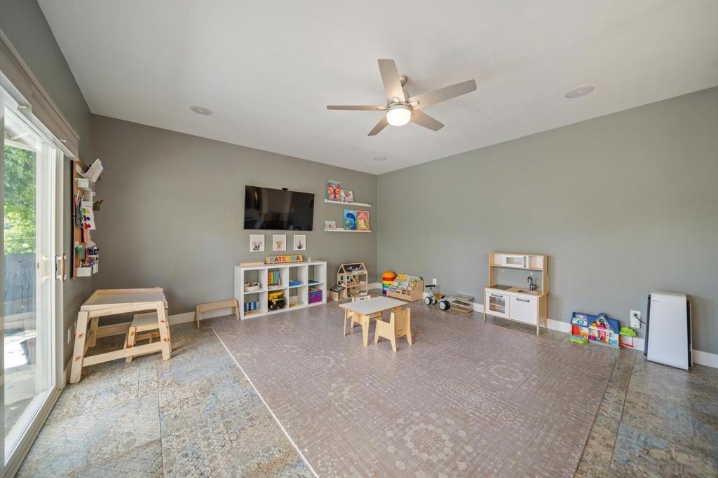 https://media.crmls.org/mediaz/df915cae-5ef1-4ea7-9dd0-dad8b96cbc6d.jpg?preset=X-Large