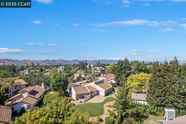 2323 Grosvenor Heights Ct, Livermore CA: https://media.crmls.org/mediaz/df91e8c6-f9aa-45ee-88f8-d3ad5e6cbfdb.jpg