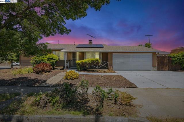 40122 Besco Dr, Fremont CA: https://media.crmls.org/mediaz/df9240cc-82ed-4228-868f-b4f5dcba1219.jpg