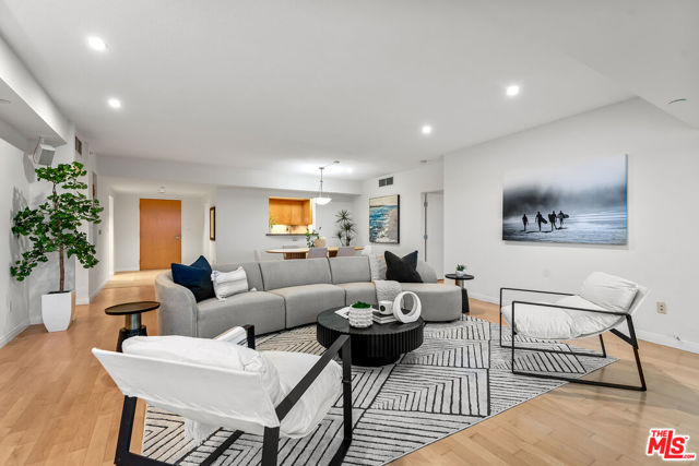13600 Marina Pointe Drive, Marina del Rey CA: https://media.crmls.org/mediaz/df924c38-c695-476e-ae25-2723633ccc56.jpg