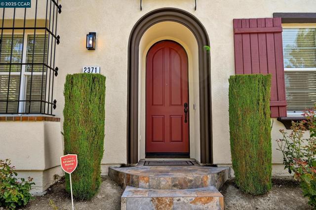 2371 Magnolia Bridge Dr, San Ramon CA: https://media.crmls.org/mediaz/df926a7a-60c1-4601-b69a-4e231b858e51.jpg