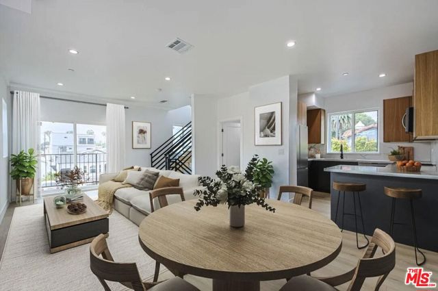 13463 Beach Avenue, Marina del Rey CA: https://media.crmls.org/mediaz/df93354f-a6a9-497b-8035-65d898cba1c2.jpg