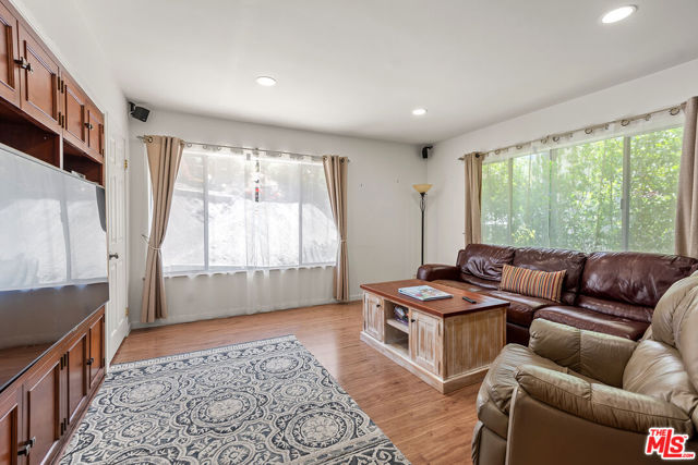 1109 Chantilly Road, Los Angeles CA: https://media.crmls.org/mediaz/df953f74-3494-434a-8d9c-660afd08080e.jpg