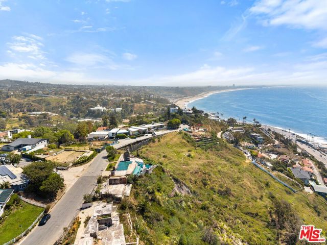 17624 Tramonto Drive, Pacific Palisades CA: https://media.crmls.org/mediaz/df954700-835c-414a-a5de-5da4de93c787.jpg