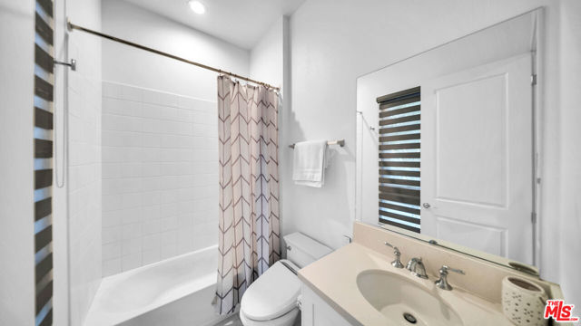 12553 N Ridgeline Road, Porter Ranch CA: https://media.crmls.org/mediaz/df97d668-7532-4d2f-87ee-9cf4eaee60f9.jpg