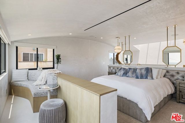 15 Reef Street, Marina del Rey CA: https://media.crmls.org/mediaz/df990379-7e59-4b8e-bc52-89b06fe70a45.jpg