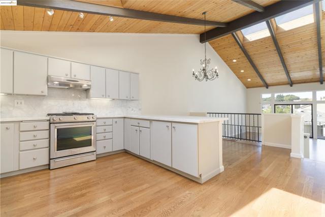 1881 Grand View Drive, Oakland CA: https://media.crmls.org/mediaz/df996989-f388-4f82-b277-c69f0d5d067c.jpg