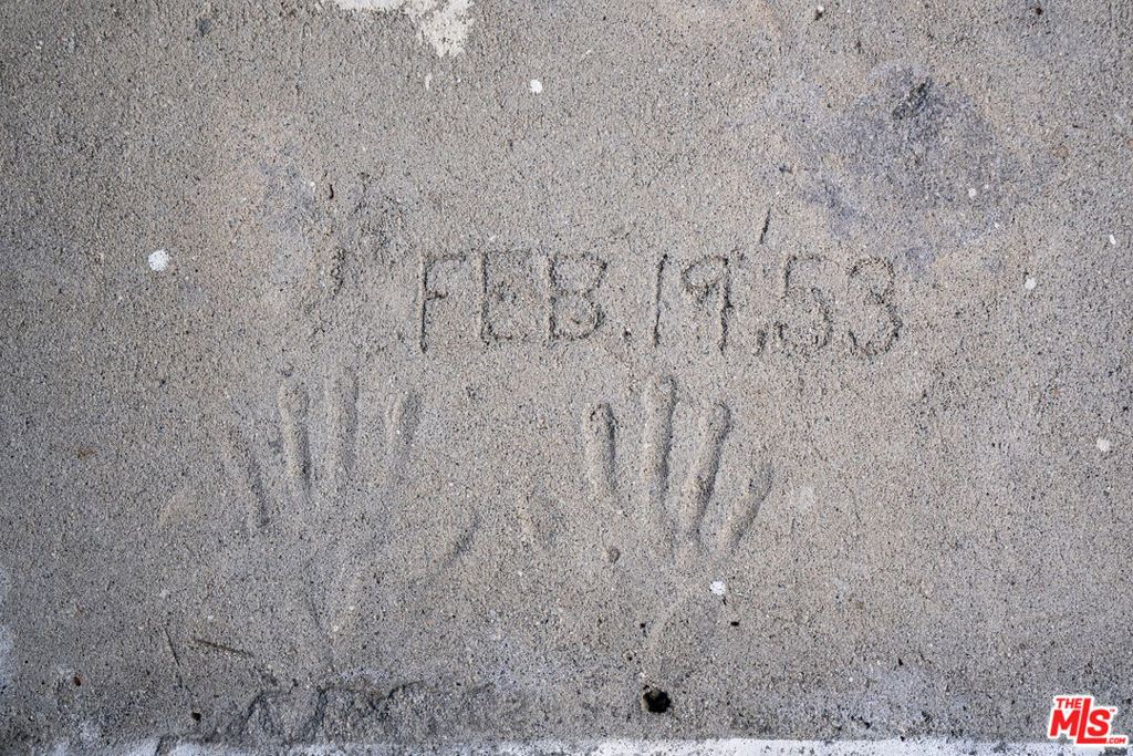 https://media.crmls.org/mediaz/df9b632f-ebe4-474c-aa61-37981a0afdd1.jpg?preset=X-Large