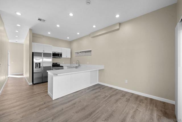 5126 5128 Alumni Pl, San Diego CA: https://media.crmls.org/mediaz/df9b681f-c652-4634-ac83-62490c94bc61.jpg