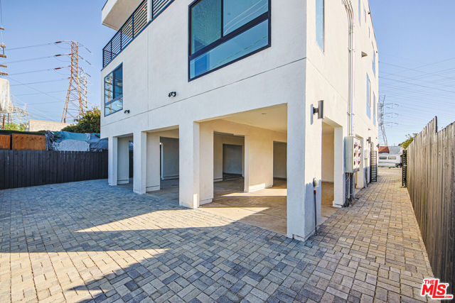 5709 Auckland Avenue, North Hollywood CA: https://media.crmls.org/mediaz/df9b7437-a9cc-479c-b786-a5c50d0f3d85.jpg