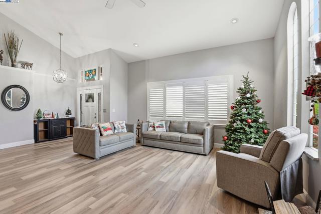 2891 Calle Reynoso, Pleasanton CA: https://media.crmls.org/mediaz/df9c3347-5a16-46c8-b8c9-75a3d10942a5.jpg