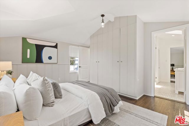 560 N Croft Avenue, West Hollywood CA: https://media.crmls.org/mediaz/df9e307e-e9e3-4bd3-86b7-0a7d910ca59e.jpg