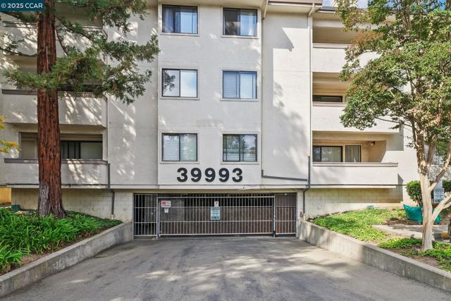 39993 Fremont Blvd, Fremont CA: https://media.crmls.org/mediaz/df9e3a84-26fa-45c5-8bf6-4e38a0a5127e.jpg