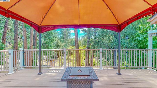 23357 Middle Camp Rd, Twain Harte CA: https://media.crmls.org/mediaz/df9e719f-5252-43a5-9cac-b57b523af71f.jpg
