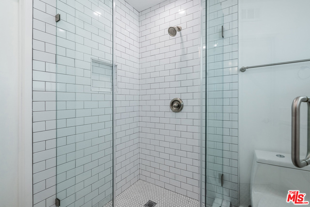 5412 S HOLT Avenue, Los Angeles CA: https://media.crmls.org/mediaz/df9e818f-eef9-45d2-8c6e-be20c34eb96d.jpg