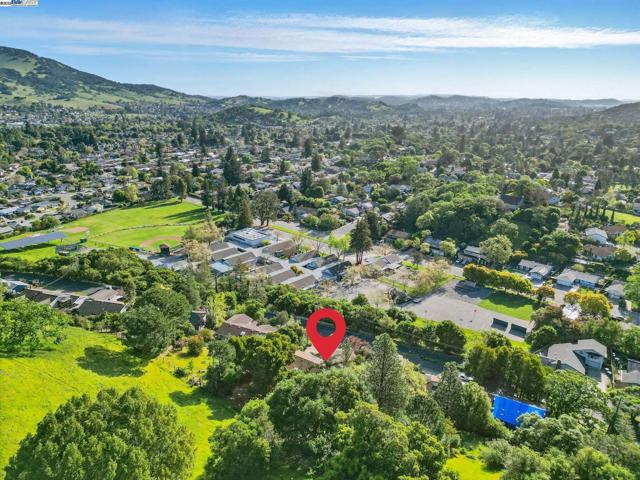 35 San Joaquin Pl, Novato CA: https://media.crmls.org/mediaz/df9e8fa2-3c12-4a87-b155-607e8d161cf4.jpg
