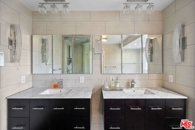 405 Evelyn Place, Beverly Hills CA: https://media.crmls.org/mediaz/df9f1689-14d5-40b6-ae9d-f7322b3fe364.jpg