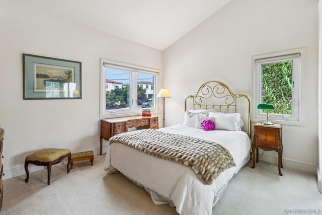 1295 W Redwood St, San Diego CA: https://media.crmls.org/mediaz/df9f73c0-0f2f-4821-aadc-009c55b2c649.jpg