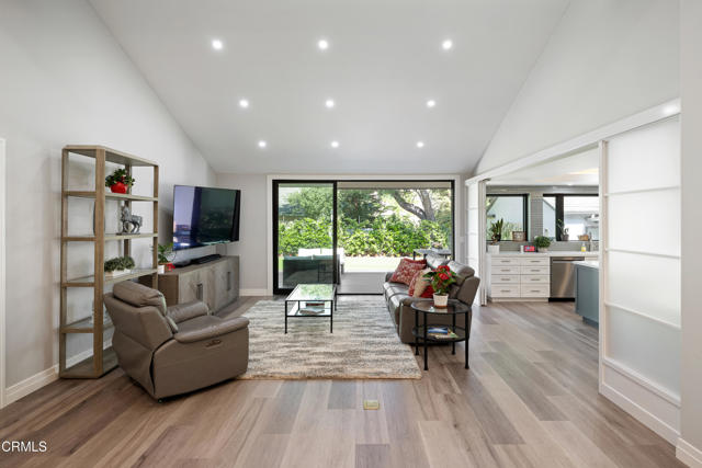4428 Oakwood Avenue, La Canada Flintridge CA: https://media.crmls.org/mediaz/dfa15121-fc30-476e-9674-65dff3e59c21.jpg