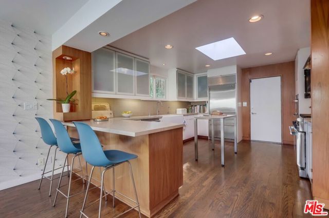 7706 Chandelle Place, Los Angeles CA: https://media.crmls.org/mediaz/dfa278e8-1a6e-476a-bba3-8fca703e9f9b.jpg