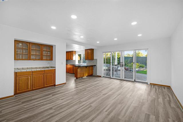 3608 Siskiyou Ct, Hayward CA: https://media.crmls.org/mediaz/dfa2b04a-cc78-4d96-b24b-2369c98ae5a5.jpg