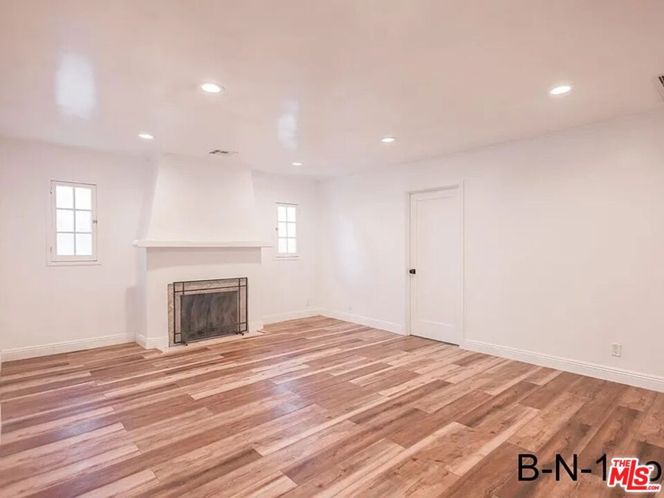 https://media.crmls.org/mediaz/dfa40656-4d58-4f3d-931d-aa81e485d94a.jpg?preset=X-Large