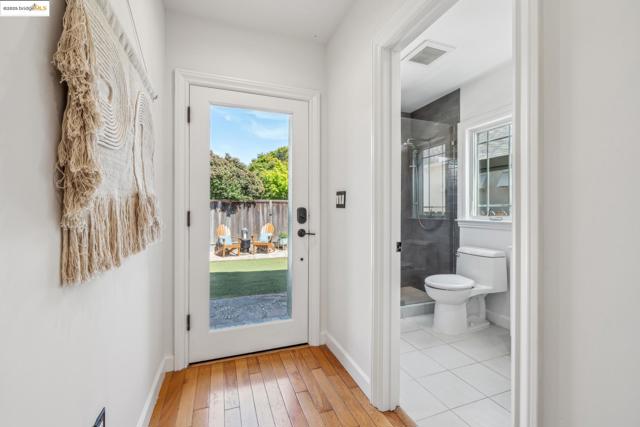 803 Evelyn Ave, Albany CA: https://media.crmls.org/mediaz/dfa4218b-516f-4549-b6f6-ebc9902ba1a6.jpg