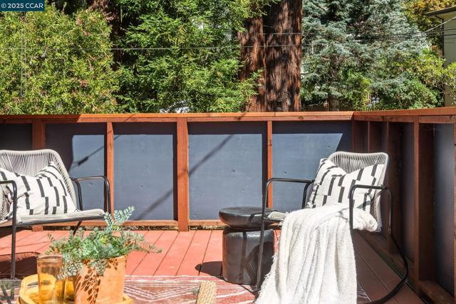 6653 Banning Dr, Oakland CA: https://media.crmls.org/mediaz/dfa44614-85b5-48b1-8458-69d6a5cc7dbc.jpg