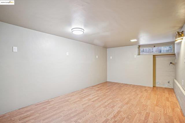 6576 Lucas AVE, Oakland CA: https://media.crmls.org/mediaz/dfa45399-f508-4ec5-82e1-8eb648a22092.jpg