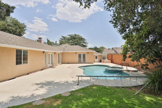 4841 Crown Avenue, La Canada Flintridge CA: https://media.crmls.org/mediaz/dfa4721b-f498-4b46-840f-cb96cd636a95.jpg