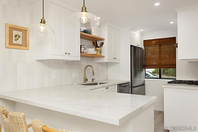 2383 Altisma Way, Carlsbad CA: https://media.crmls.org/mediaz/dfa53907-2ffb-45db-88e2-0982639b6be0.jpg