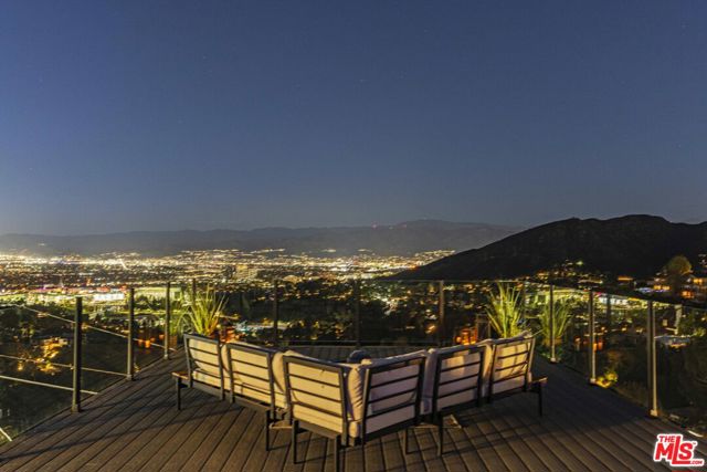 7308 Pacific View Drive, Los Angeles CA: https://media.crmls.org/mediaz/dfa59c3e-2fc5-48d7-963d-9b4f7387e327.jpg