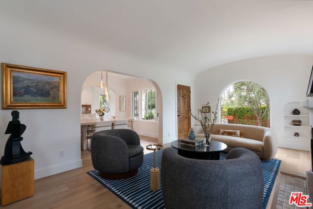 3864 3rd Avenue, Los Angeles CA: https://media.crmls.org/mediaz/dfa5b34b-91d2-4884-9124-de9bb79bc587.jpg