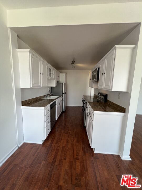 622 S Barrington Avenue, Los Angeles CA: https://media.crmls.org/mediaz/dfa6961d-b7dd-4dc9-bd10-10a66c7bb306.jpg