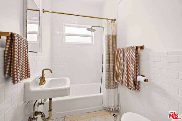 236 5th Avenue, Venice CA: https://media.crmls.org/mediaz/dfa78f3c-a913-4e67-82a8-ced507b3f66d.jpg