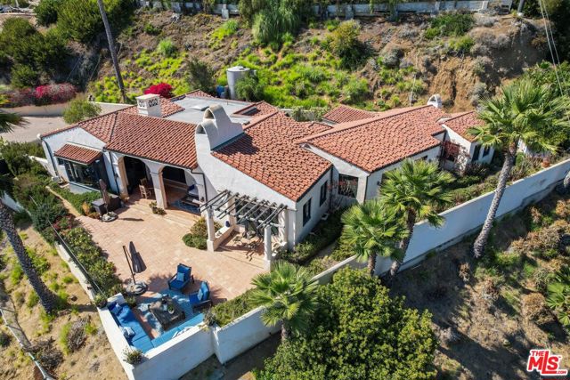 22800 Beckledge Terrace, Malibu CA: https://media.crmls.org/mediaz/dfa792b9-f9c5-424f-8a9e-6b3ecc3578f9.jpg