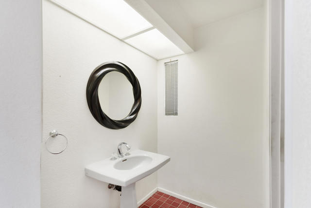 2643 E Venetia Road, Palm Springs CA: https://media.crmls.org/mediaz/dfa8f360-bac7-45a8-a09e-2096baaa48c4.jpg