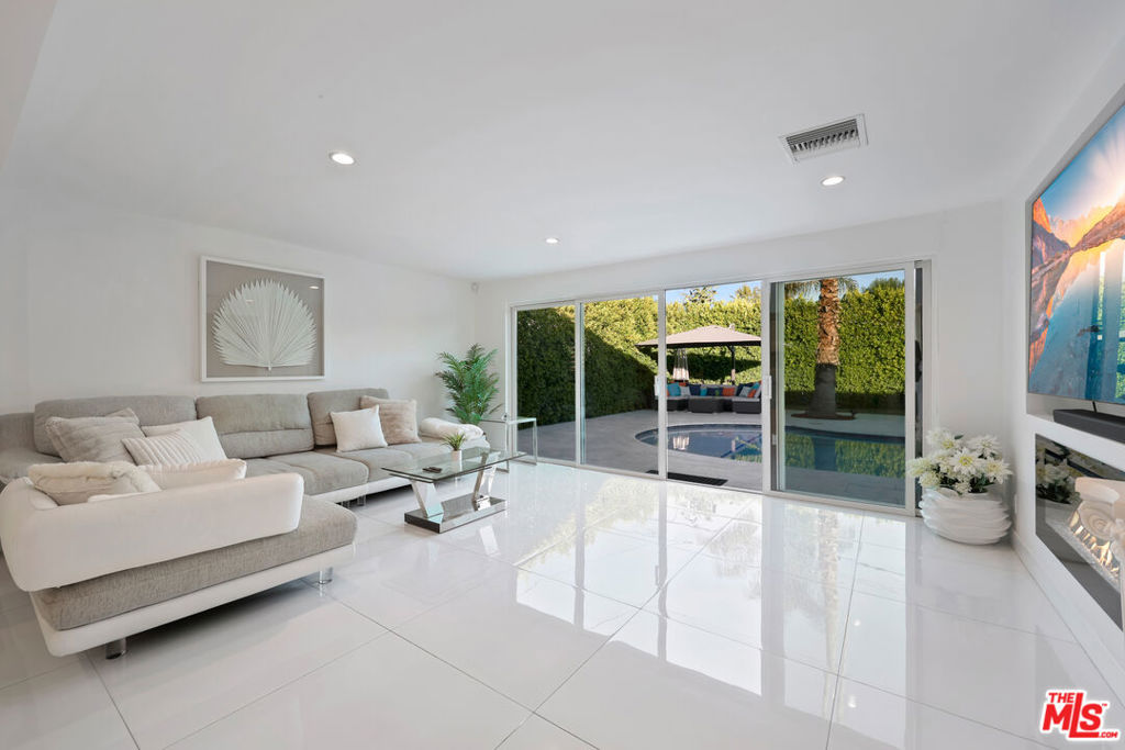 1318 N Beachwood DriveBurbank img 23